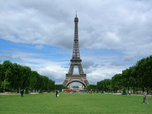 Le_Tour_Eiffel_from_Le_Champs_de_Mars